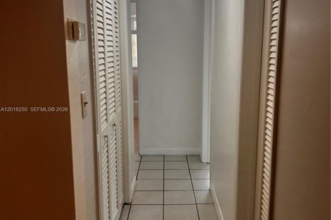 Copropriété à louer à Hollywood, Floride: 2 chambres, 92.9 m2 № 2085609 - photo 14