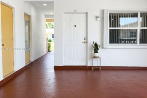 Copropriété à louer à Hollywood, Floride: 2 chambres, 92.9 m2 № 2085609 - photo 13