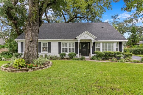 House in Tampa, Florida 5 bedrooms, 259.2 sq.m. № 1906531 - photo 1