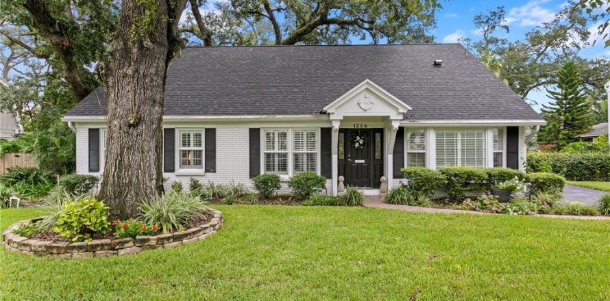 House in Tampa, Florida 5 bedrooms, 259.2 sq.m. № 1906531