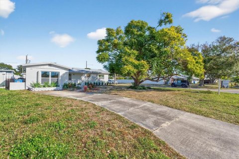 House in Saint Petersburg, Florida 3 bedrooms, 169.64 sq.m. № 2116872 - photo 2