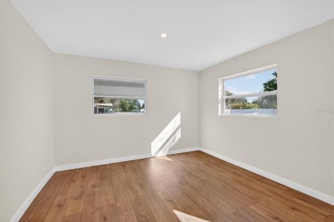 House in Saint Petersburg, Florida 3 bedrooms, 169.64 sq.m. № 2116872 - photo 15