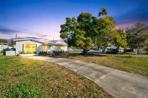 Casa en Saint Petersburg, Florida 3 dormitorios, 169.64 m2 № 2116872