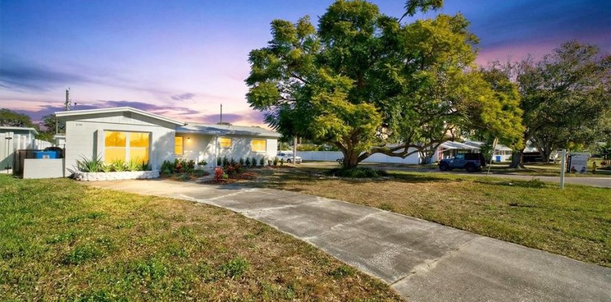 House in Saint Petersburg, Florida 3 bedrooms, 169.64 sq.m. № 2116872