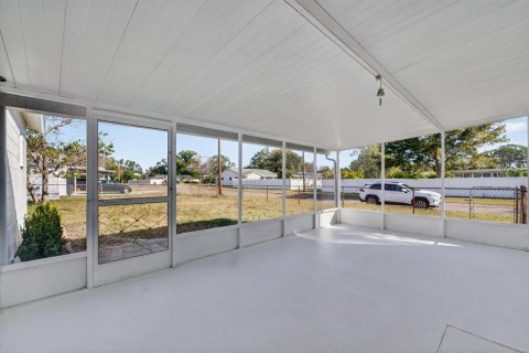 House in Saint Petersburg, Florida 3 bedrooms, 169.64 sq.m. № 2116872 - photo 30