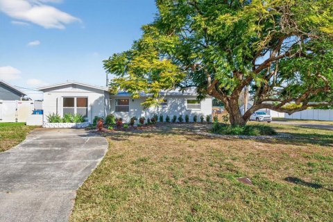 House in Saint Petersburg, Florida 3 bedrooms, 169.64 sq.m. № 2116872 - photo 3