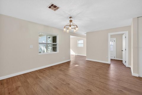House in Saint Petersburg, Florida 3 bedrooms, 169.64 sq.m. № 2116872 - photo 11
