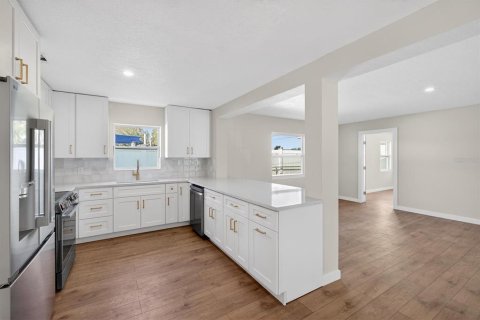 House in Saint Petersburg, Florida 3 bedrooms, 169.64 sq.m. № 2116872 - photo 17