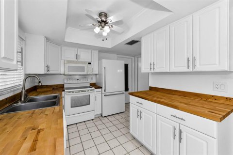 House in Palm Harbor, Florida 3 bedrooms, 137.03 sq.m. № 2197117 - photo 10