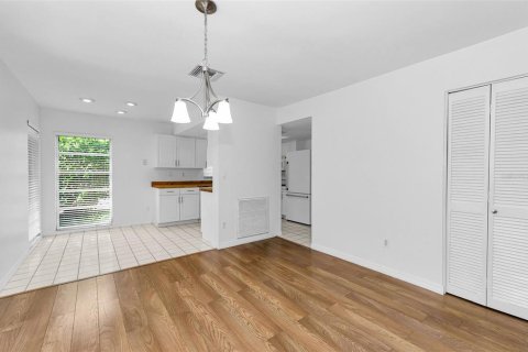 House in Palm Harbor, Florida 3 bedrooms, 137.03 sq.m. № 2197117 - photo 8