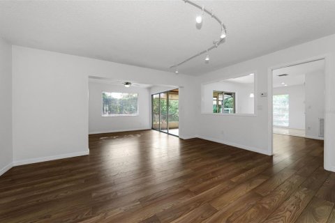 House in Palm Harbor, Florida 3 bedrooms, 137.03 sq.m. № 2197117 - photo 5