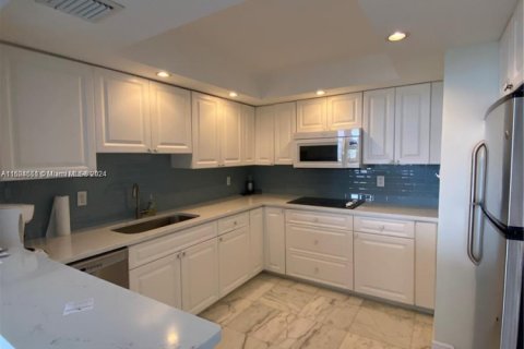 Condo in Riviera Beach, Florida, 2 bedrooms  № 1858592 - photo 4