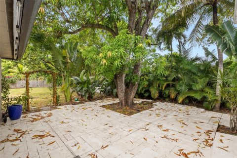 House in North Miami, Florida 3 bedrooms, 167.22 sq.m. № 1883853 - photo 17