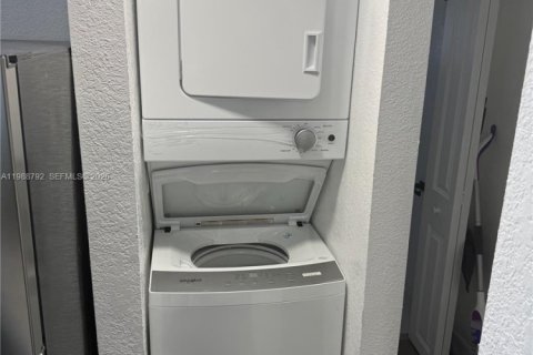 Commercial property in Miami, Florida 2 bedrooms, 101.73 sq.m. № 2053056 - photo 7