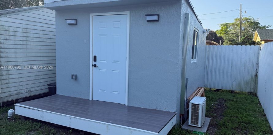 Commercial property in Miami, Florida 2 bedrooms, 101.73 sq.m. № 2053056