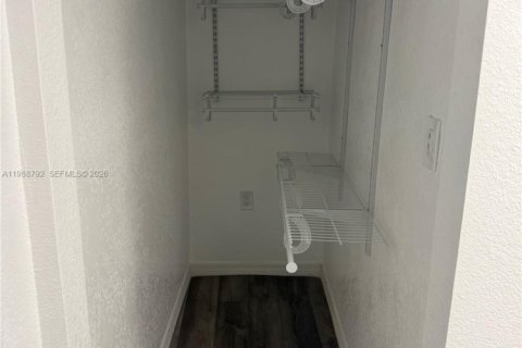 Commercial property in Miami, Florida 2 bedrooms, 101.73 sq.m. № 2053056 - photo 8