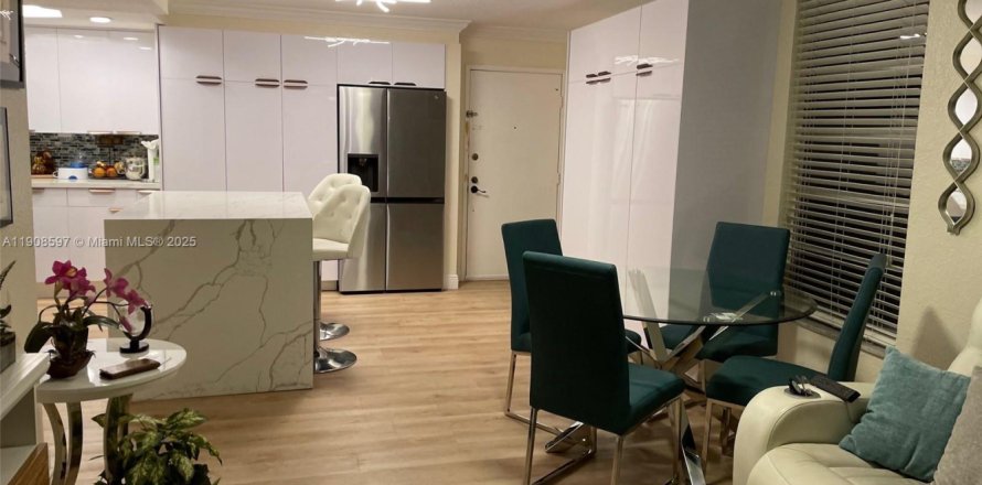 Кондоминиум с 2 спальнями в Майами, Флорида № 1972124