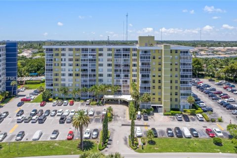 Copropriété à vendre à Hollywood, Floride: 2 chambres, 105.17 m2 № 1999381 - photo 23