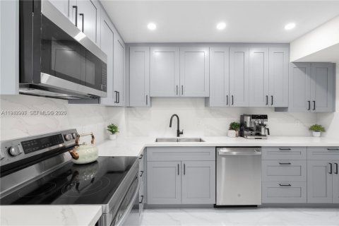 Copropriété à vendre à Hollywood, Floride: 2 chambres, 105.17 m2 № 1999381 - photo 8