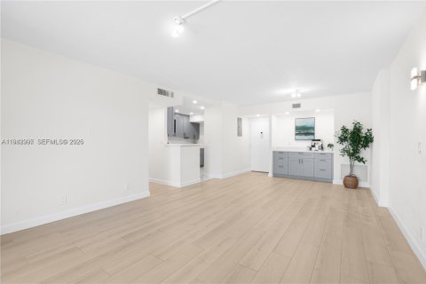 Copropriété à vendre à Hollywood, Floride: 2 chambres, 105.17 m2 № 1999381 - photo 3