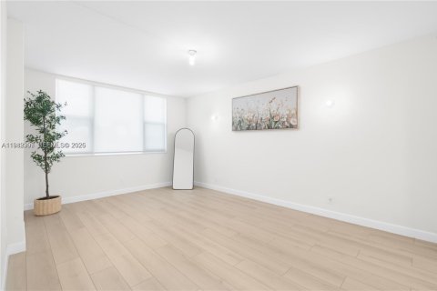 Copropriété à vendre à Hollywood, Floride: 2 chambres, 105.17 m2 № 1999381 - photo 15