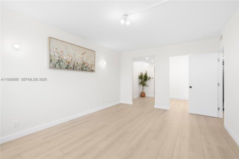 Copropriété à vendre à Hollywood, Floride: 2 chambres, 105.17 m2 № 1999381 - photo 18