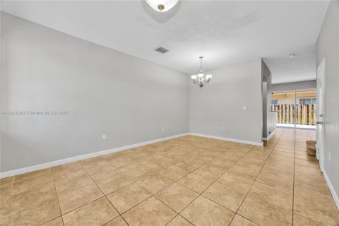 Adosado en alquiler en Miami, Florida, 3 dormitorios, 161 m2 № 1945117 - foto 2