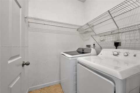 Adosado en alquiler en Miami, Florida, 3 dormitorios, 161 m2 № 1945117 - foto 23