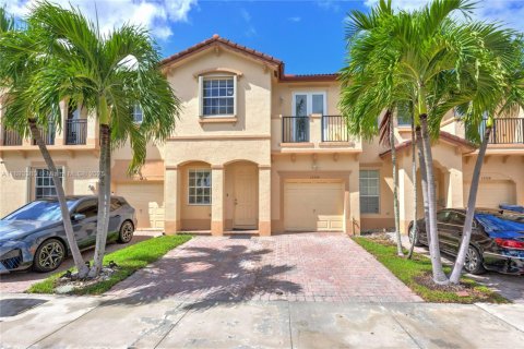 Adosado en alquiler en Miami, Florida, 3 dormitorios, 161 m2 № 1945117 - foto 1