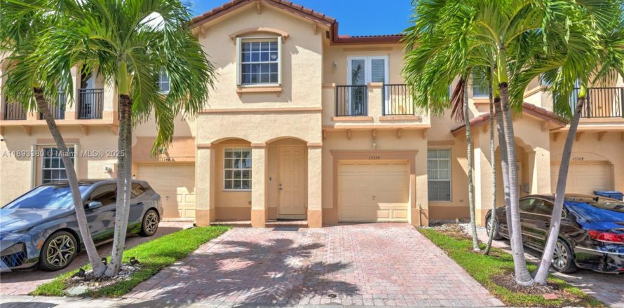 Adosado en Miami, Florida 3 dormitorios, 161 m2 № 1945117