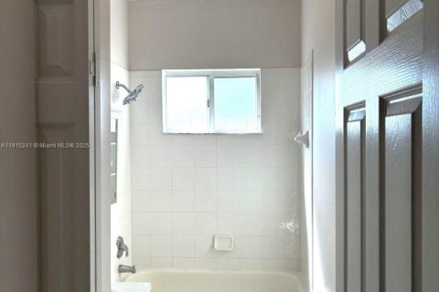 House in Homestead, Florida 4 bedrooms, 216.09 sq.m. № 1971543 - photo 27