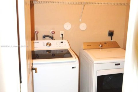 House in Homestead, Florida 4 bedrooms, 216.09 sq.m. № 1971543 - photo 11