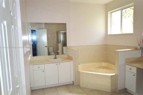 House in Homestead, Florida 4 bedrooms, 216.09 sq.m. № 1971543 - photo 14