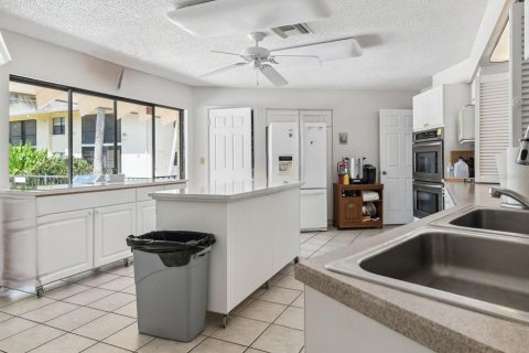 Condo in Largo, Florida, 2 bedrooms № 1143165 - photo 23