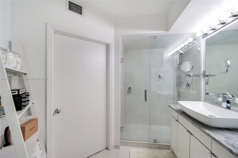 Condominio en venta en Miami Beach, Florida, 1 dormitorio, 74.88 m2 № 1942493 - foto 24