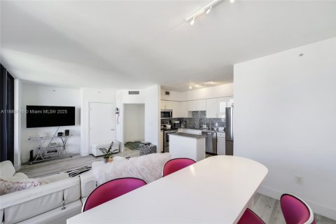 Condominio en venta en Miami Beach, Florida, 1 dormitorio, 74.88 m2 № 1942493 - foto 11