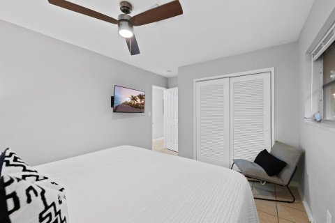House in Wilton Manors, Florida 5 bedrooms, 178 sq.m. № 2366240 - photo 15
