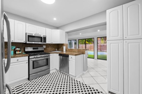 House in Wilton Manors, Florida 5 bedrooms, 178 sq.m. № 2366240 - photo 8