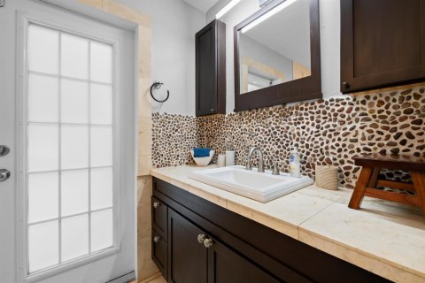 House in Wilton Manors, Florida 5 bedrooms, 178 sq.m. № 2366240 - photo 30