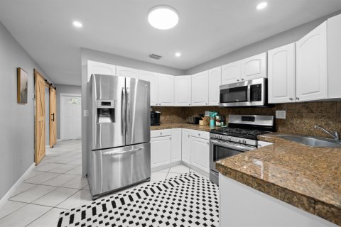 House in Wilton Manors, Florida 5 bedrooms, 178 sq.m. № 2366240 - photo 7