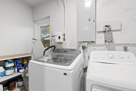 House in Wilton Manors, Florida 5 bedrooms, 178 sq.m. № 2366240 - photo 29
