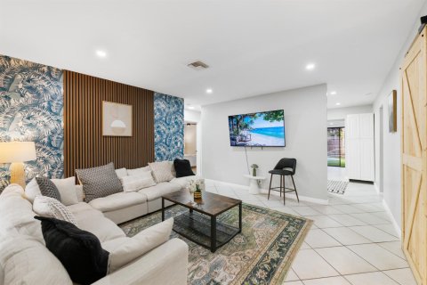 House in Wilton Manors, Florida 5 bedrooms, 178 sq.m. № 2366240 - photo 6