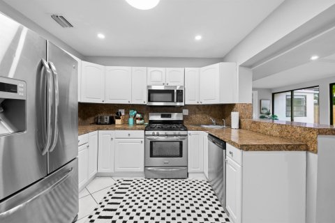 House in Wilton Manors, Florida 5 bedrooms, 178 sq.m. № 2366240 - photo 9