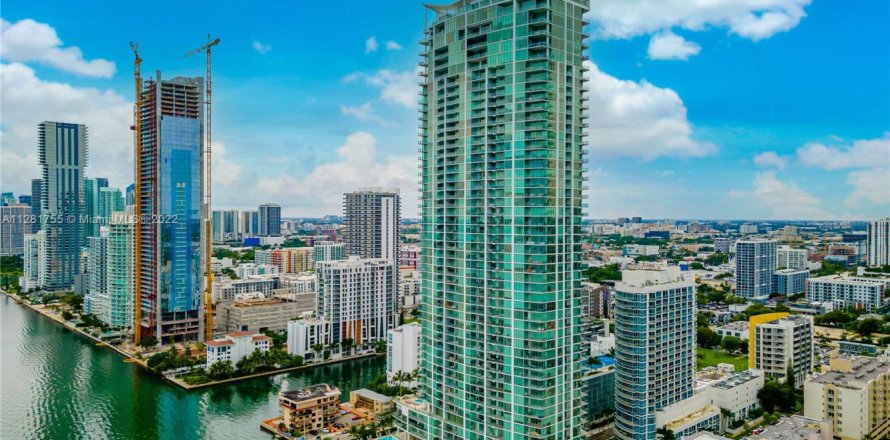 Condominio en Miami, Florida, 3 dormitorios № 1863189