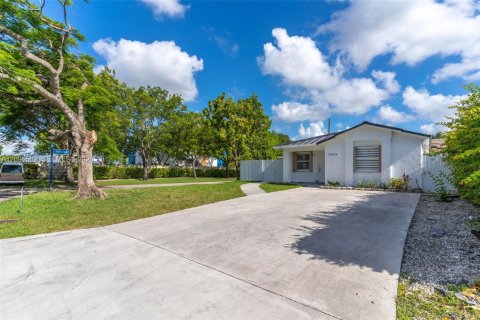 House in Doral, Florida 4 bedrooms, 129.88 sq.m. № 2390100
