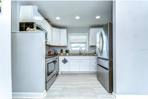 House in Gulfport, Florida 2 bedrooms, 80.27 sq.m. № 1511670 - photo 9