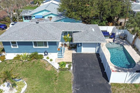 House in Gulfport, Florida 2 bedrooms, 80.27 sq.m. № 1511670 - photo 1