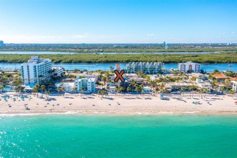Condo in Hollywood, Florida, 1 bedroom  № 1764565 - photo 13