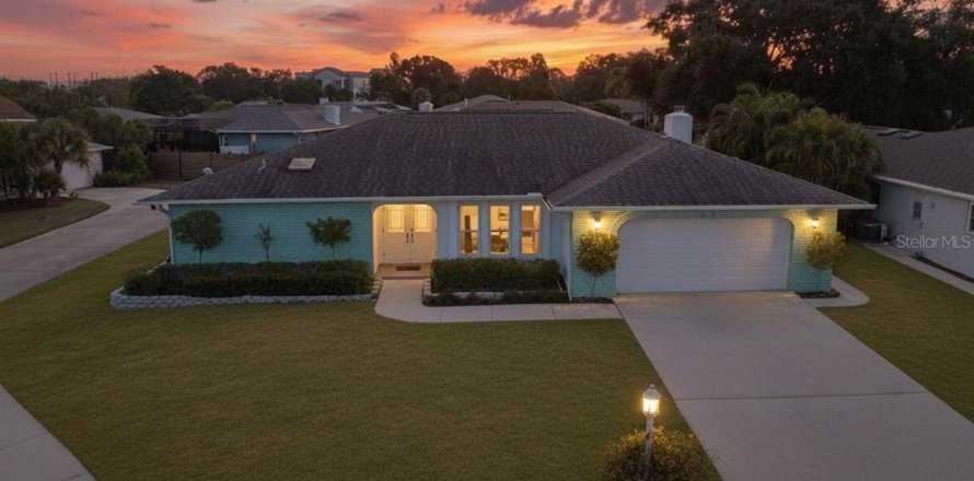 House in Sarasota, Florida 3 bedrooms, 190.64 sq.m. № 2229239