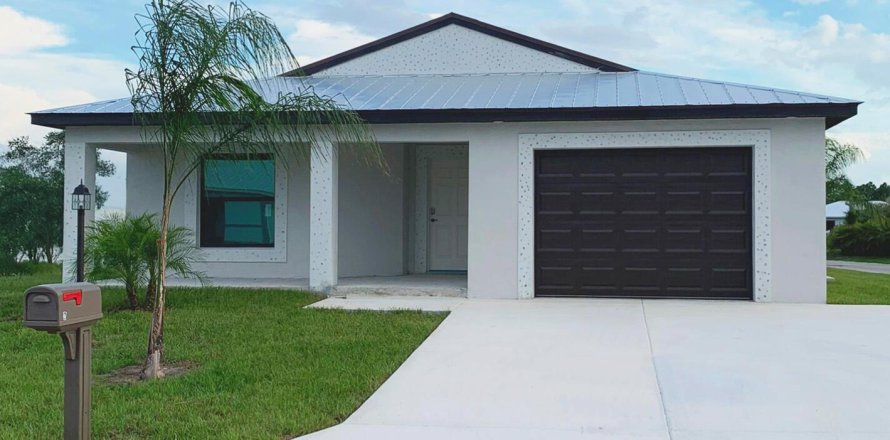 House in St. Lucie, Florida 2 bedrooms, 156.73 sq.m. № 2175483